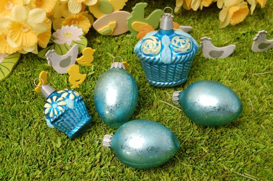 Osterset aus 3 Ostereiern blau, 1 großes und 1 kleines Osterkörbchen blau, mundgeblasen, handdekoriert
